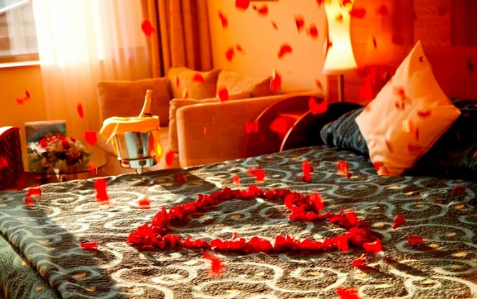 Trang trí phòng cưới đơn giản mà đẹp với hoa tươi